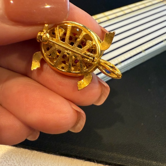 Turtle brooch in shiny gold with vibrant stones - Picture 4 of 7